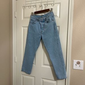 Worn twice, Like new! Classic and staple Levi’s 501.